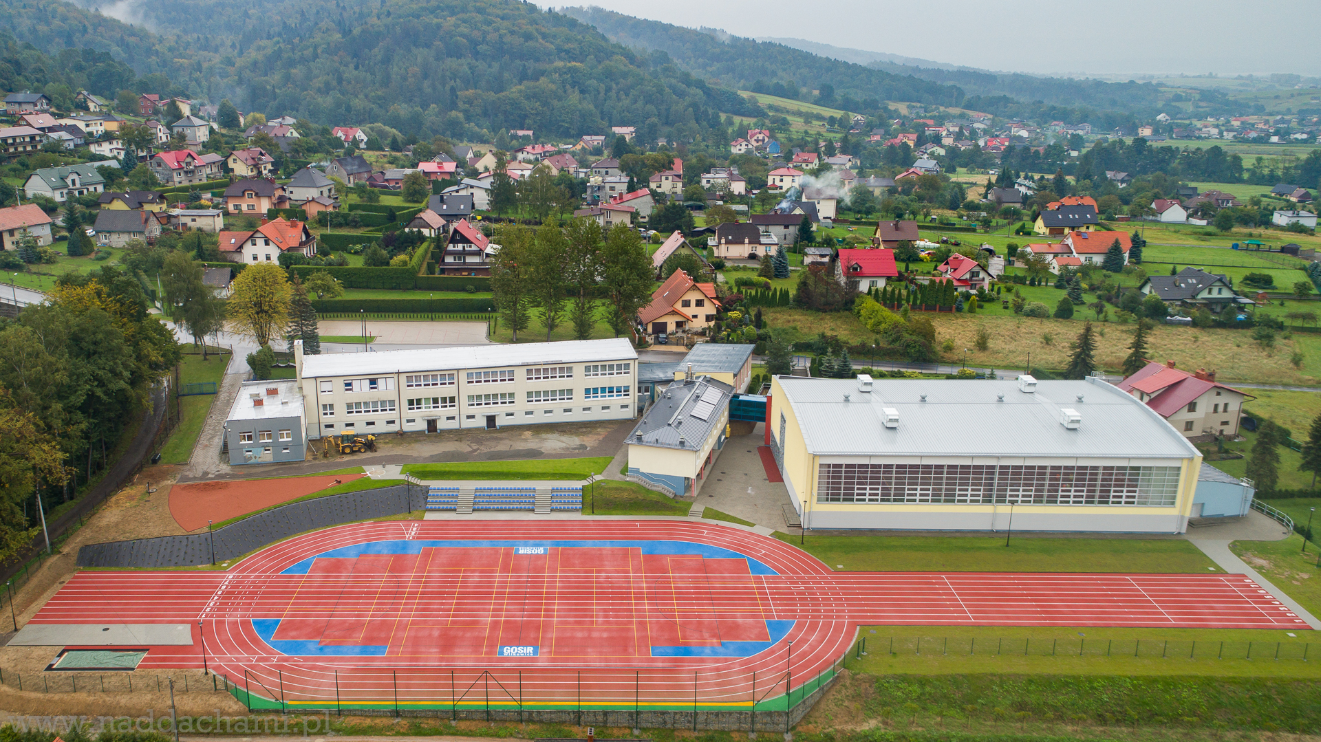 Wilkowice stadion nad dachami 0009